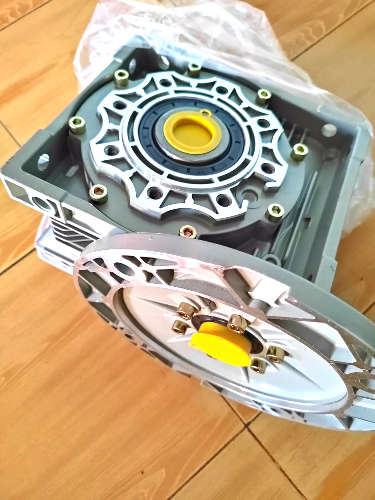 Gear-VIEM.Type:NMRV-90. Ratio 15:1. Shaft Dia-35 mm-3 KW. We  also offer  Various types Gear Like Spur ,Helical, Bevel, Boll, Screw Gears.